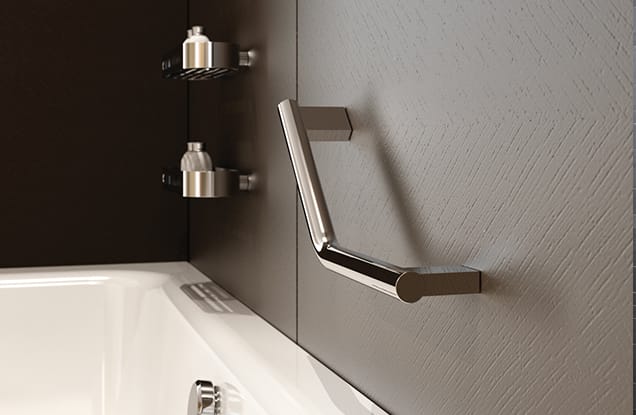 Salle de bain moderne noire avec siège rabattable et WC adapté