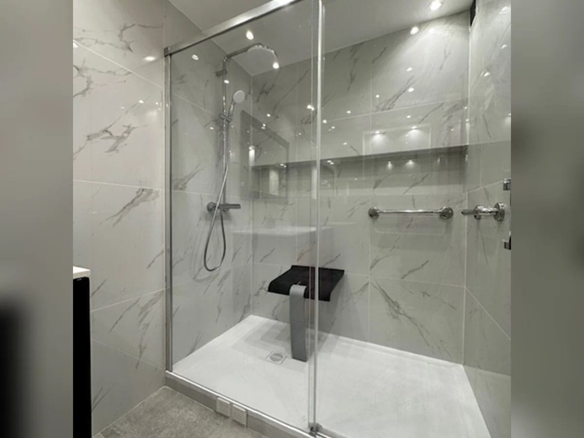 Salle de bain marbre blanc et noir avec douche italienne Paris
