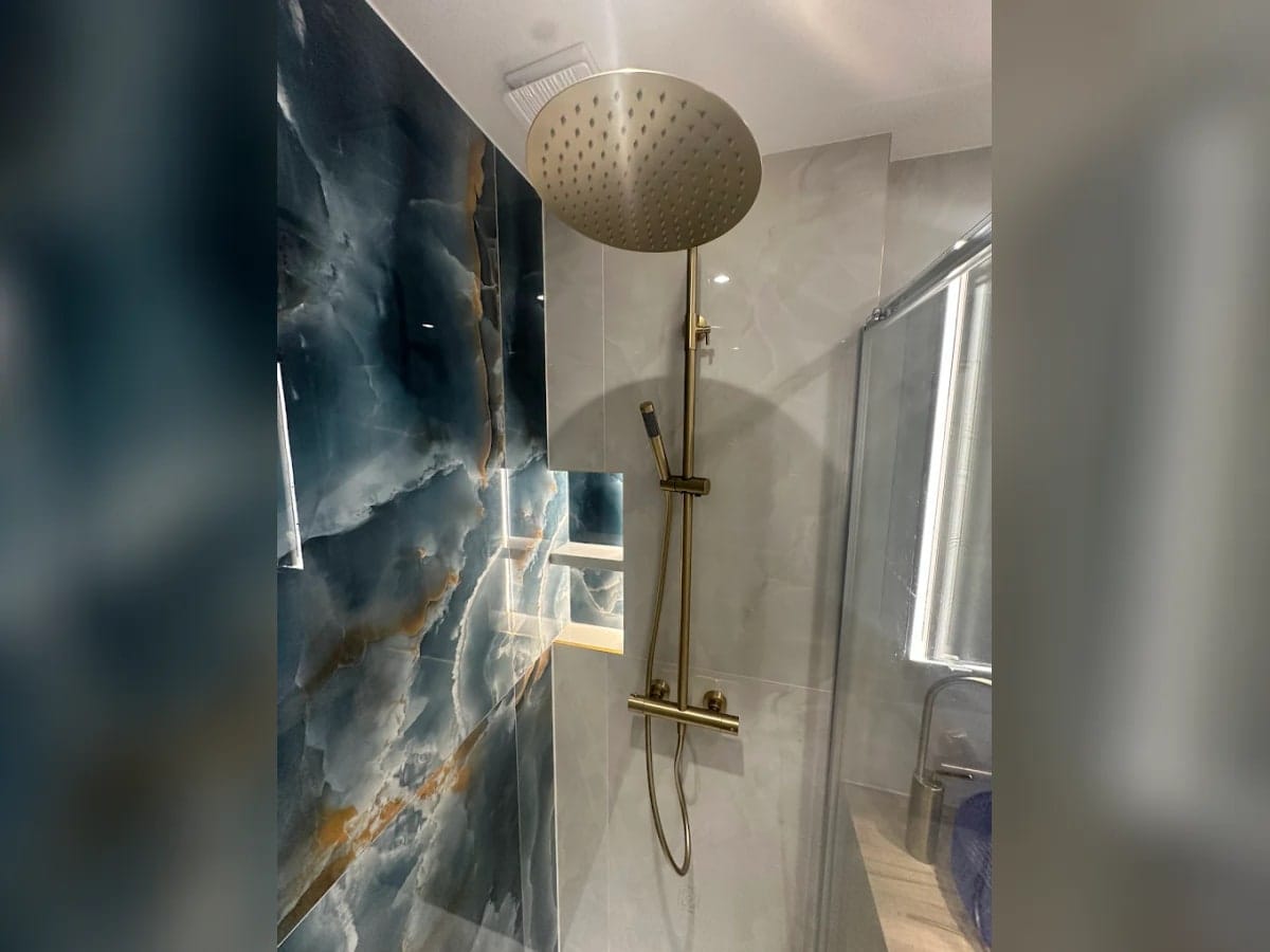 Douche premium marbre bleu et robinetterie dorée