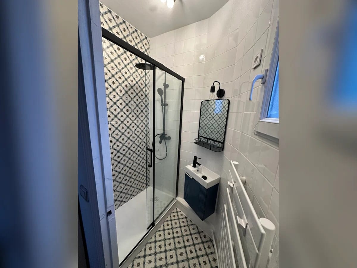 Salle de bain marbre noir avec aménagement PMR