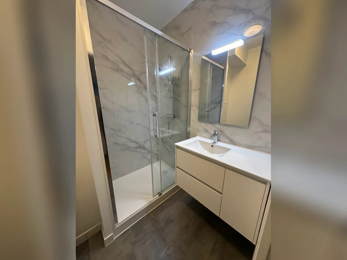 Rénovation salle de bain moderne marbre avec meuble vasque